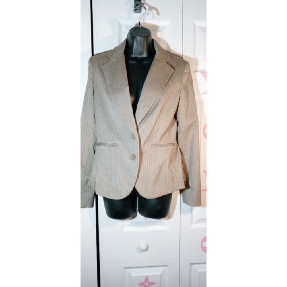 NEW YORK AND COMPANY LIGHT BROWN SUIT. JACKET SZ 4 PANTS SIZE 6 TALL.